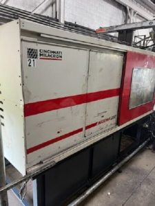 CINCINNATI MILACRON Injection Molding Machine 924 Ton + Wittmann W633 Robot
