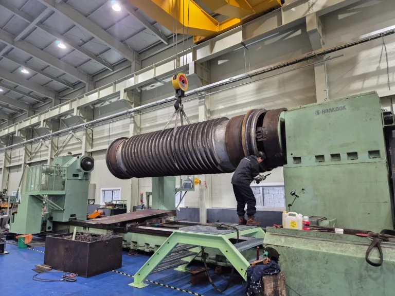 From Factory Floor to Your Workshop: Evaluating a Pre-Owned, Used, Secondhand, Surplus CNC Machine Before Purchase Hankook Machine Tools CNC Heavy Duty Lathe Distance 10 Meters Swing over bed 4200mm made in South of Korea
